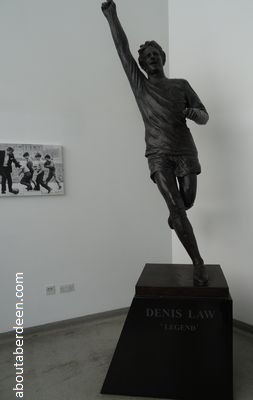 denis law statue